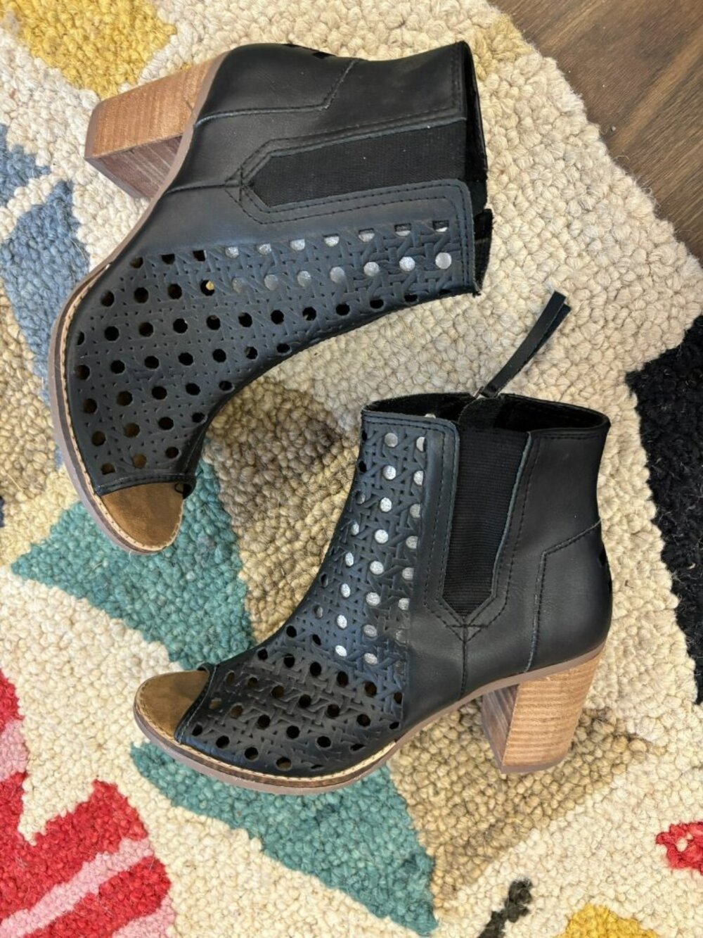 Toms Majorca Perforated Peep Toe Booties Shooties Laser Cut Stacked Heel Size 7 - Picture 2 of 8